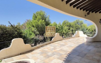 Fantastic villa with large plot, offering privacy and sea views.